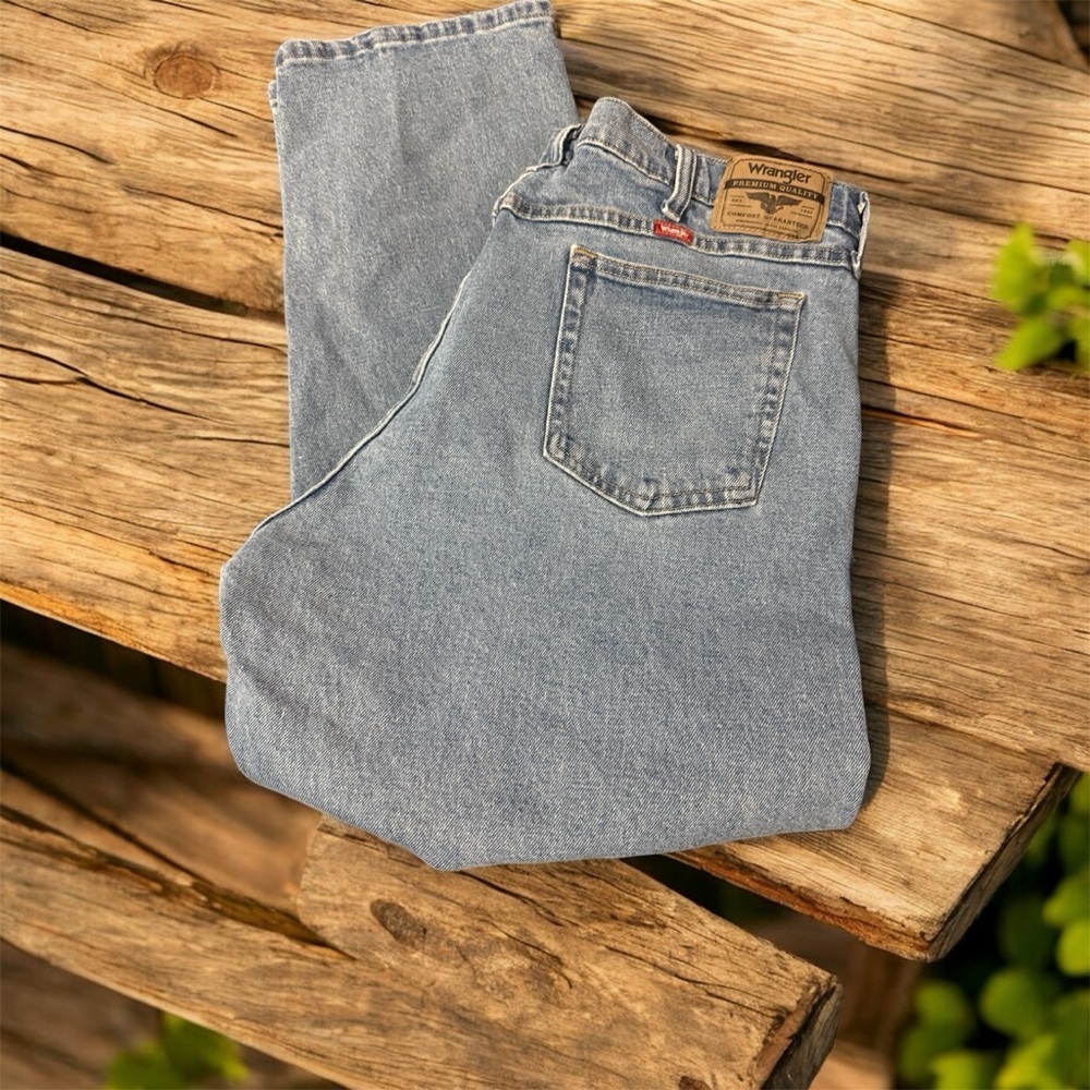 Wrangler Classic Fit Blue Jeans 38 x 30